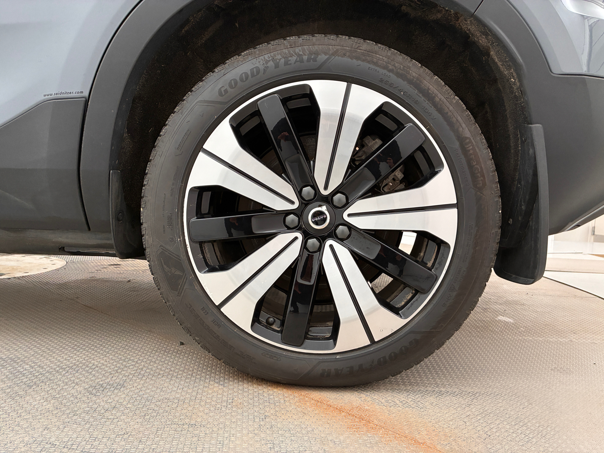 Grå Volvo C40 fra 2023