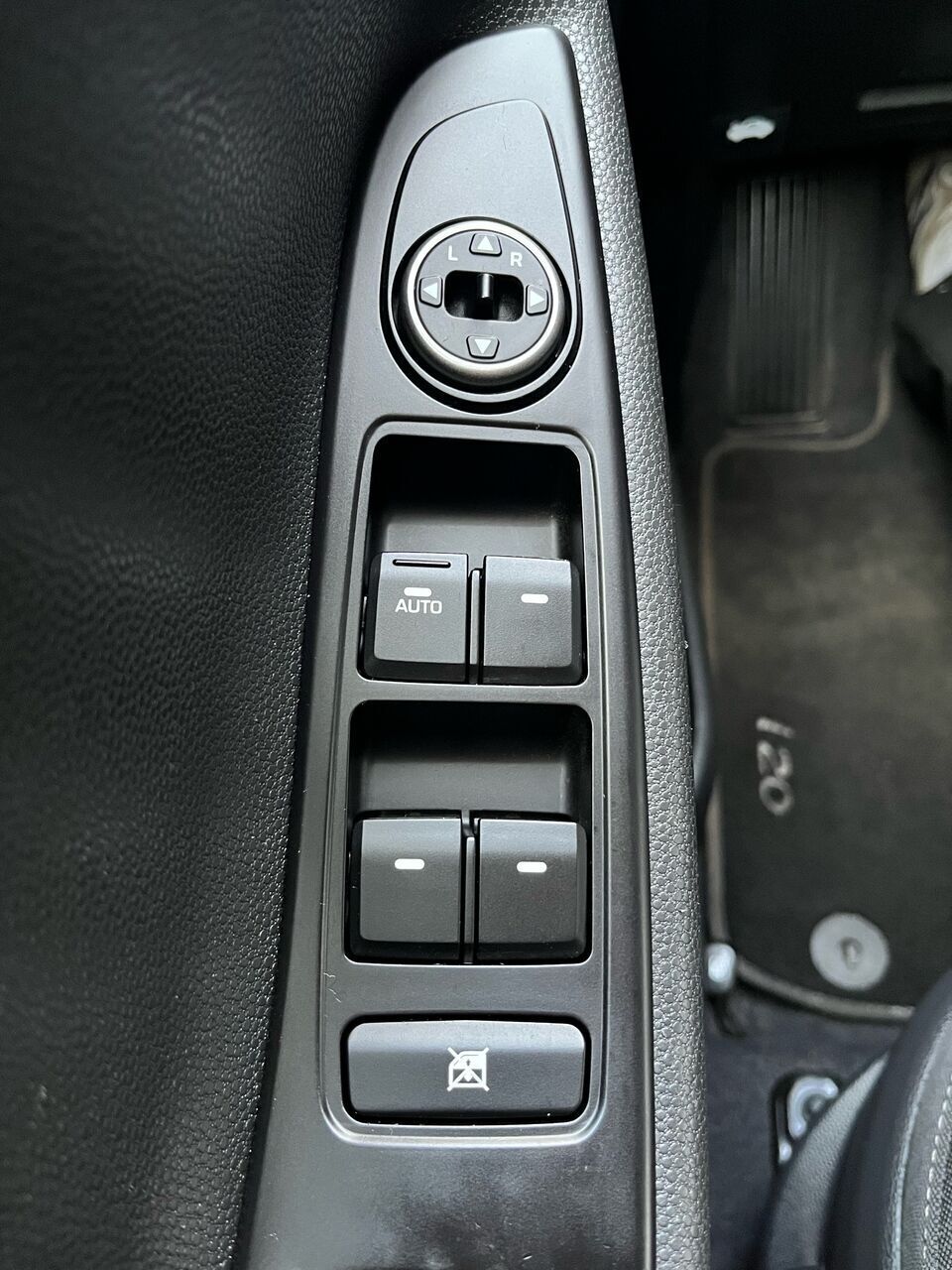 Blå Hyundai i20 fra 2019