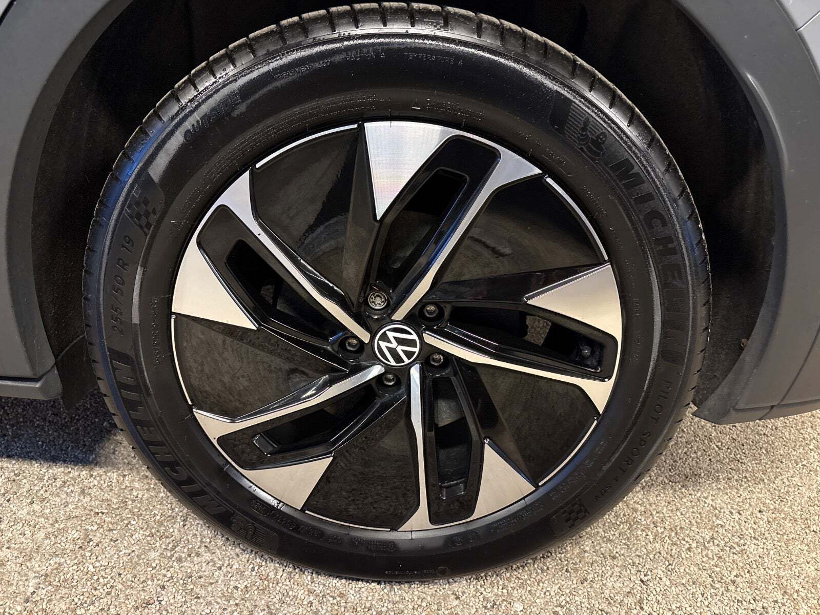 Grå VW ID.4 fra 2023