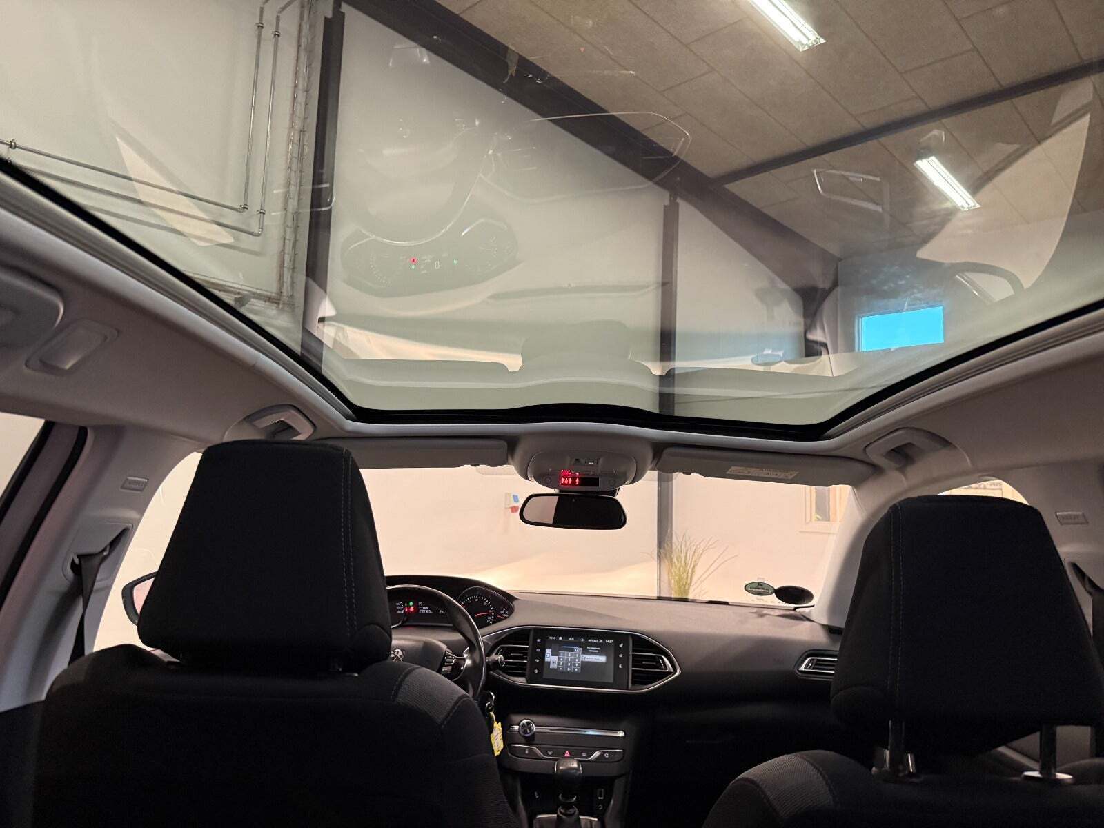 Hvid Peugeot 308 fra 2015