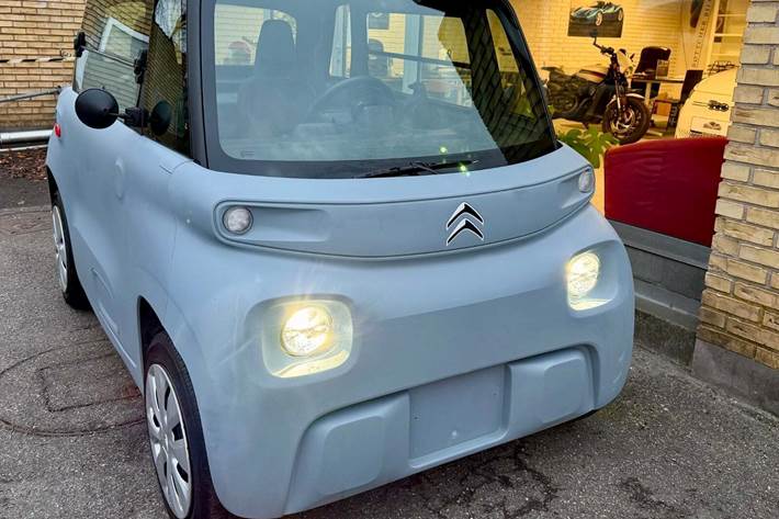 Blå Citroën Ami fra 2022 set udefra