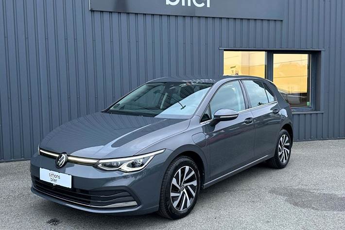 Grå VW Golf VIII fra 2021 set udefra