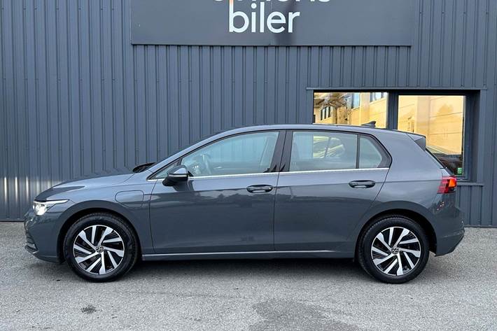 Grå VW Golf VIII fra 2021