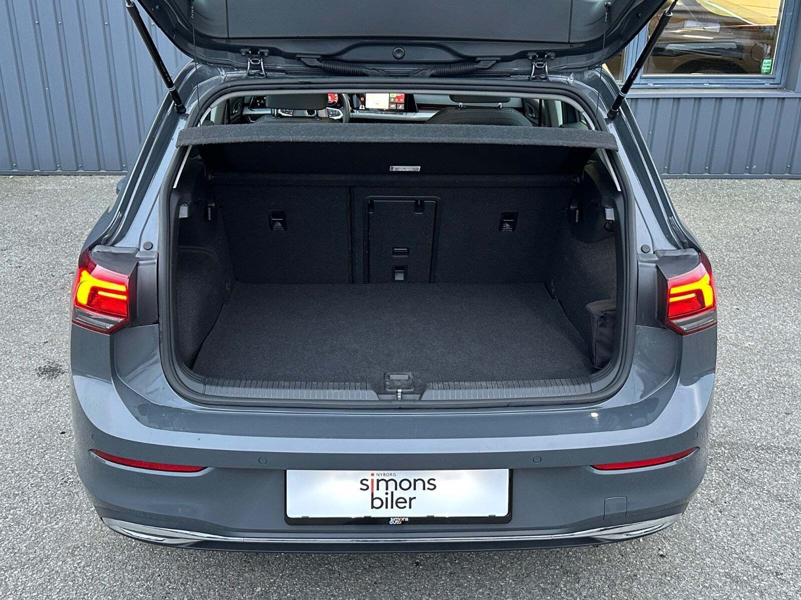 Grå VW Golf VIII fra 2021