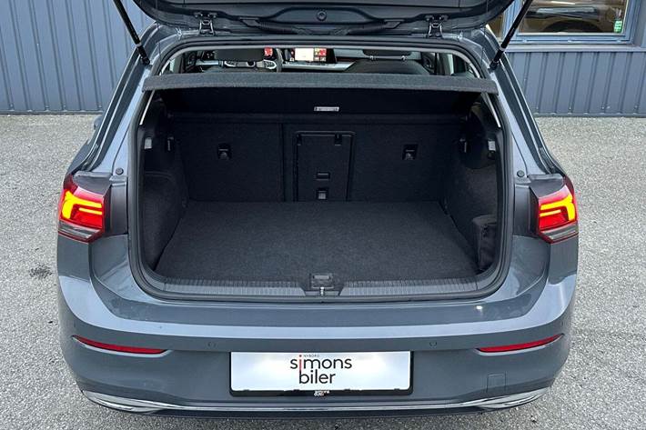 Grå VW Golf VIII fra 2021