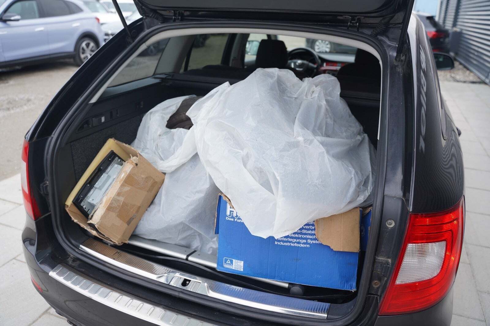 Sort Skoda Superb fra 2010