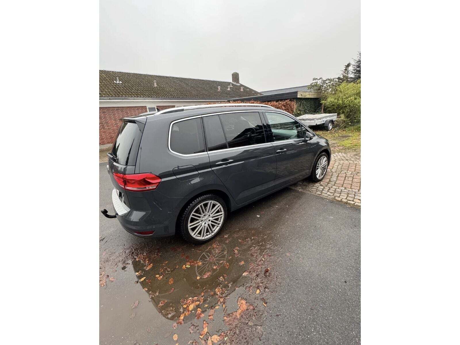 Grå VW Touran fra 2019