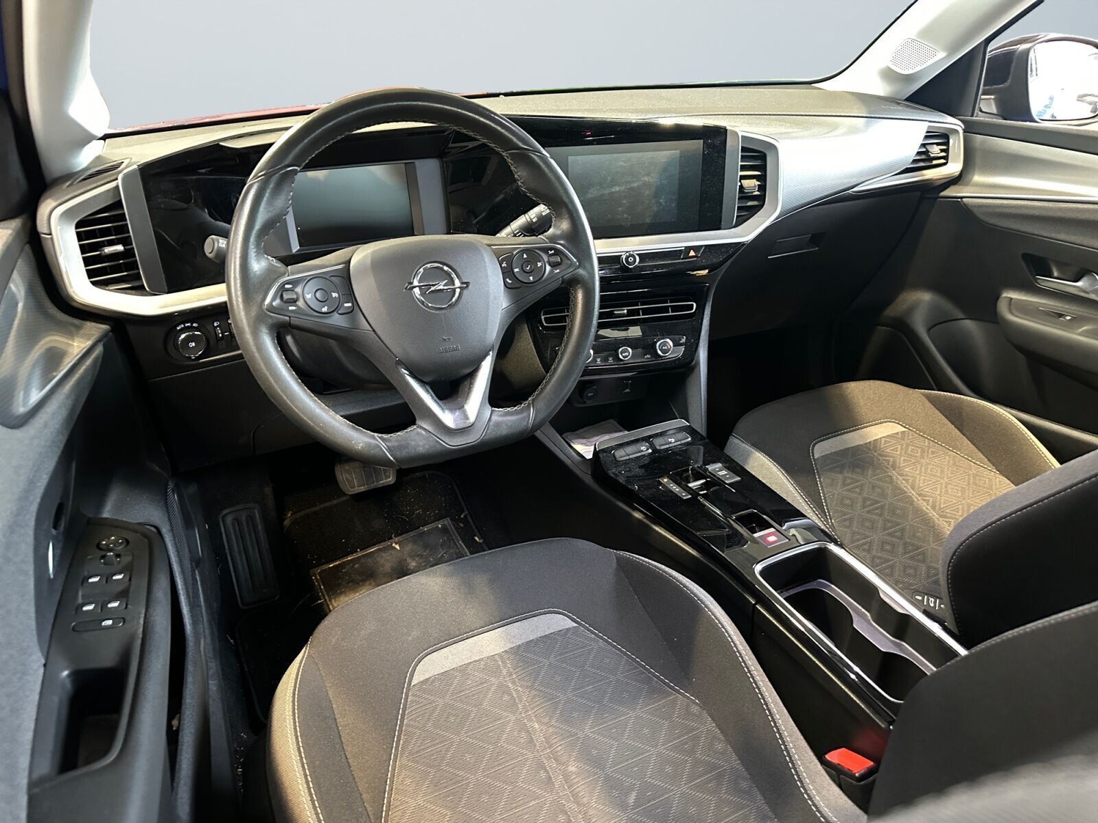 Blå Opel Mokka-e fra 2022