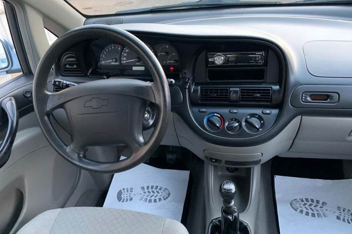 Blå Chevrolet Tacuma fra 2009 set indefra