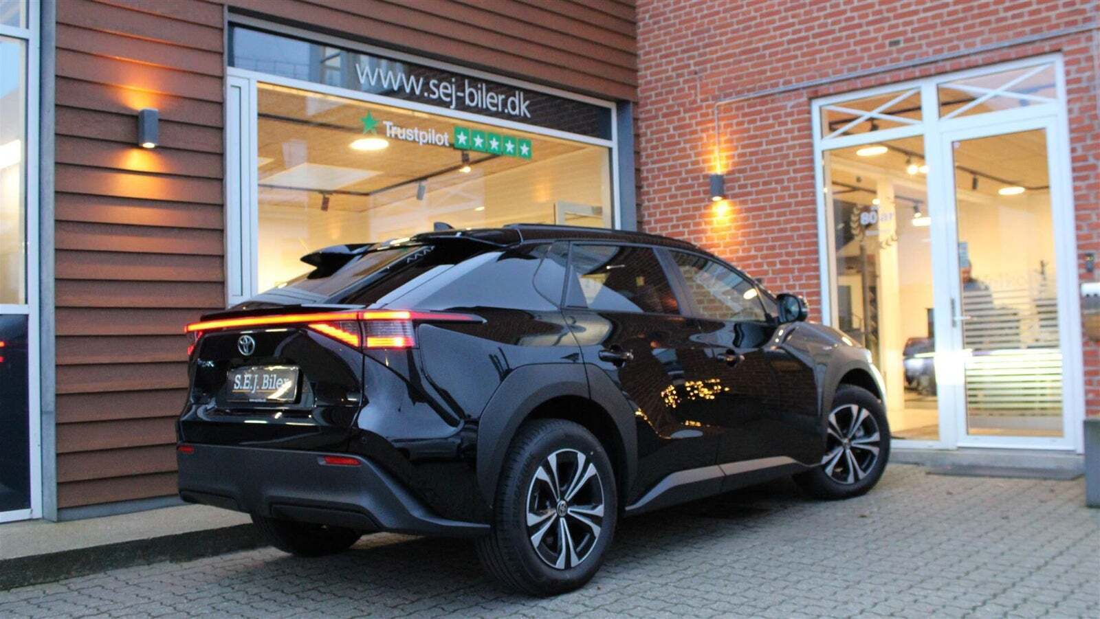 Sort Toyota BZ4X fra 2025