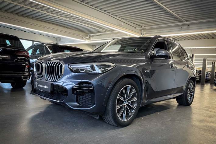 Grå BMW X5 fra 2022 set udefra