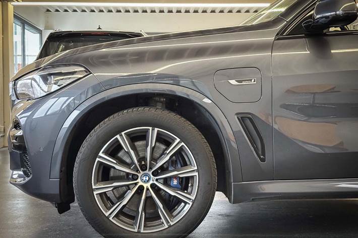 Grå BMW X5 fra 2022