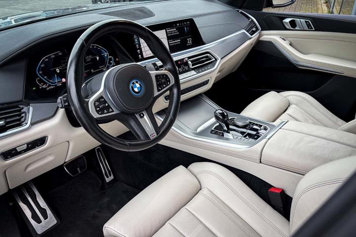 Grå BMW X5 fra 2022