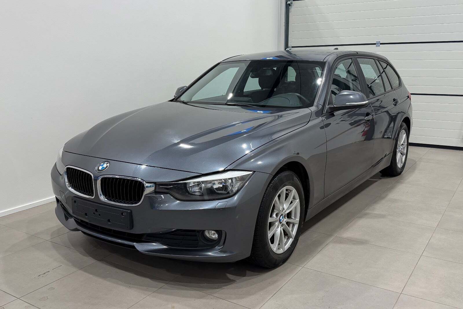 Grå BMW 320d fra 2014