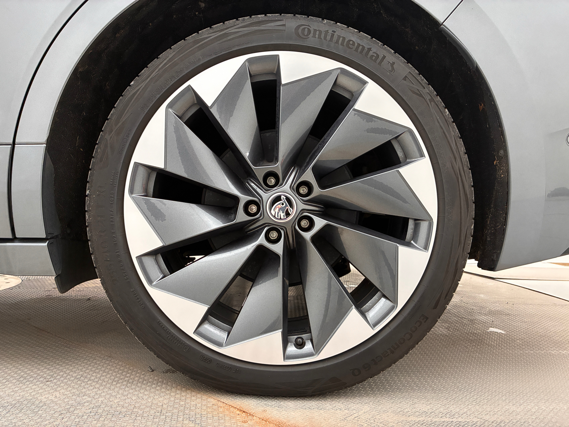 Grå Skoda Enyaq fra 2025