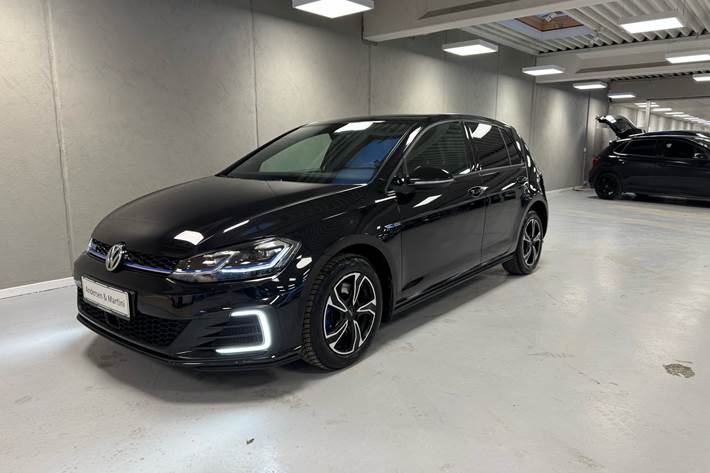 Sort VW Golf fra 2020 set udefra