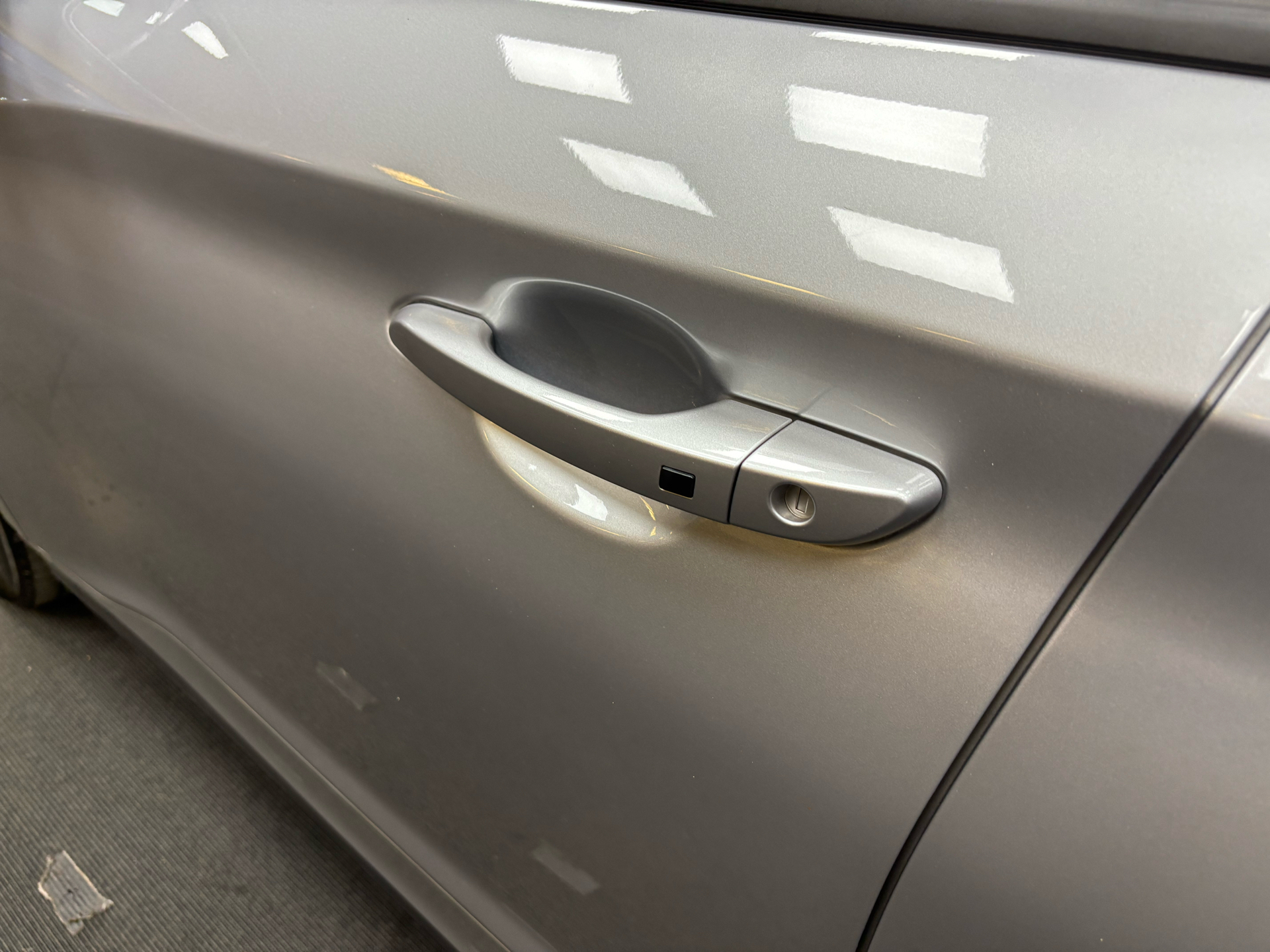 Grå Hyundai Kona fra 2022