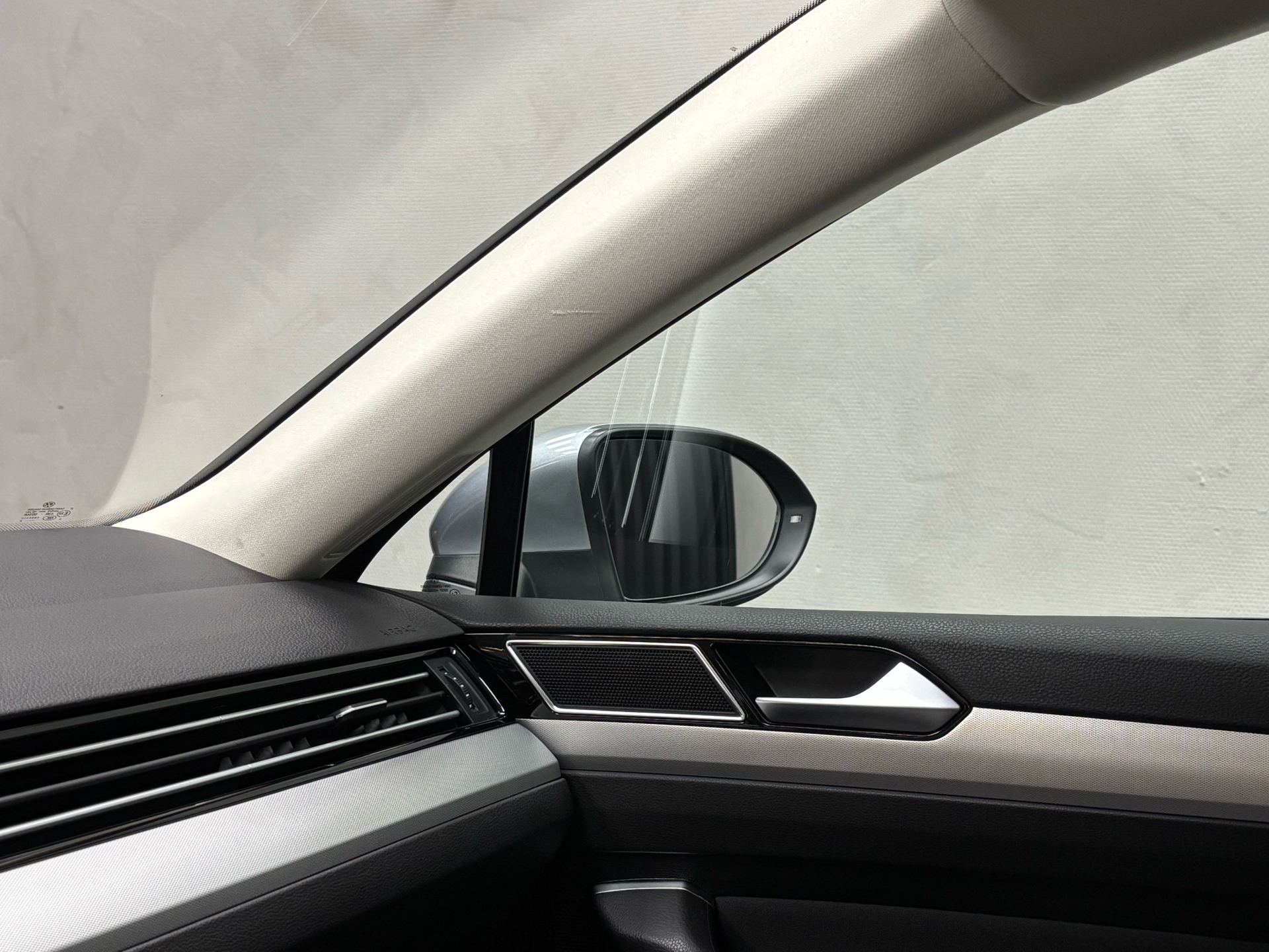 Sølv VW Passat fra 2018