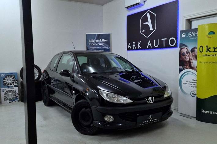 Sort Peugeot 206 fra 2002 set udefra