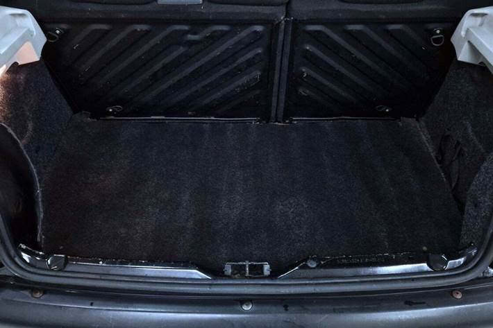 Sort Peugeot 206 fra 2002 set indefra