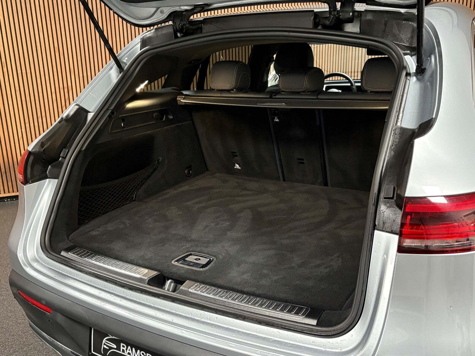 Sølv Mercedes EQC400 fra 2020