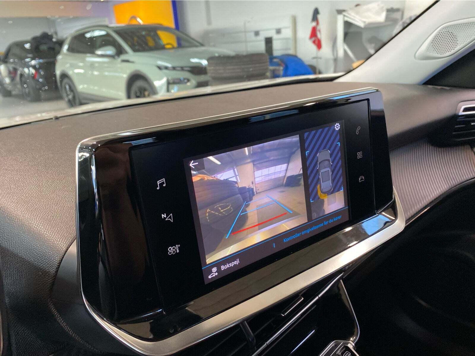 Hvid Peugeot e-2008 fra 2021