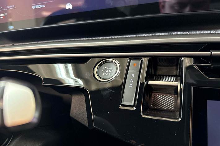 Hvid Peugeot e-3008 fra 2025