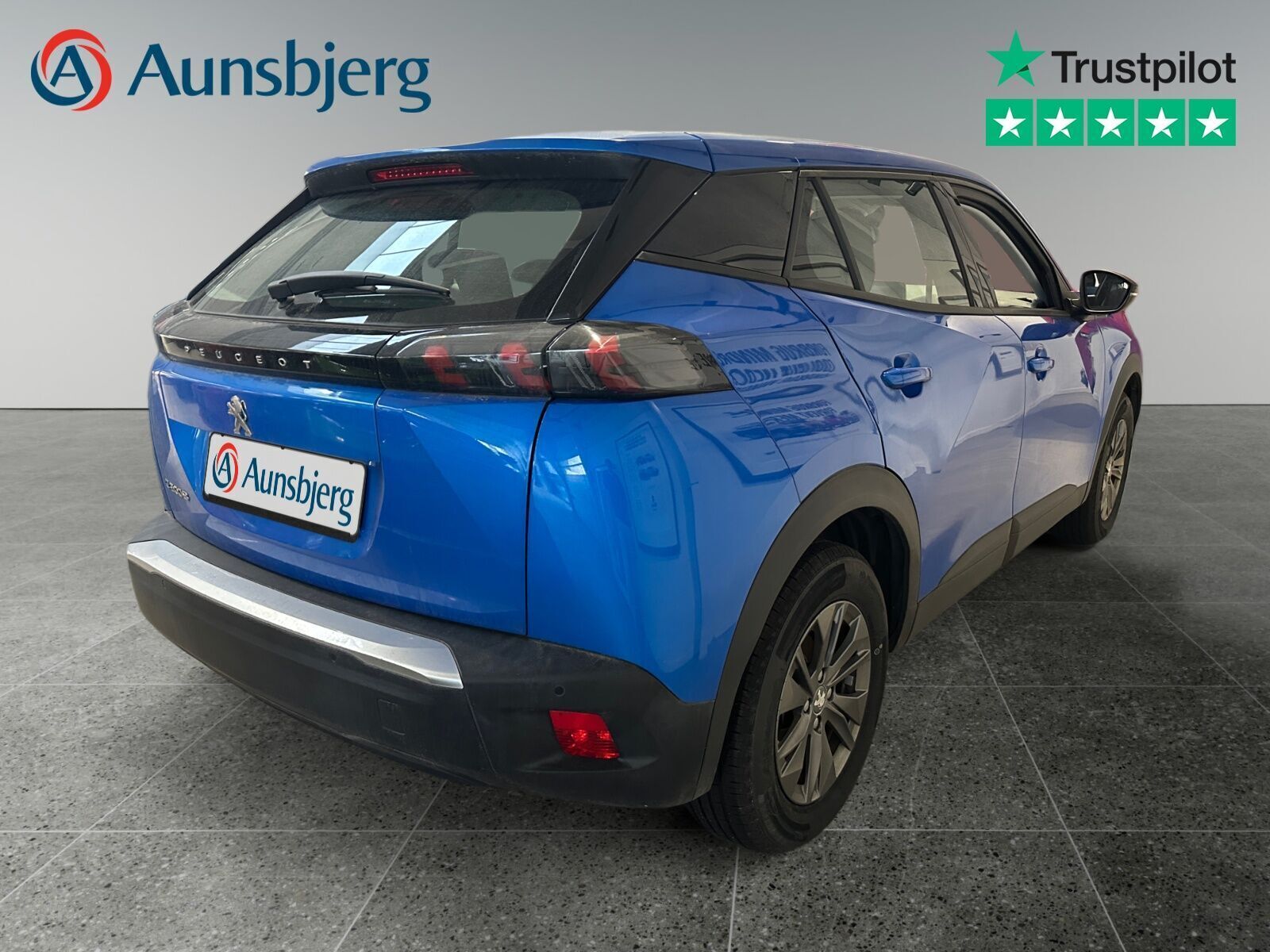 Blå Peugeot e-2008 fra 2022