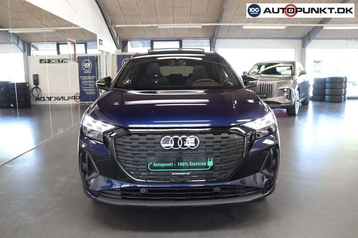 Blå Audi Q4 e-tron fra 2024