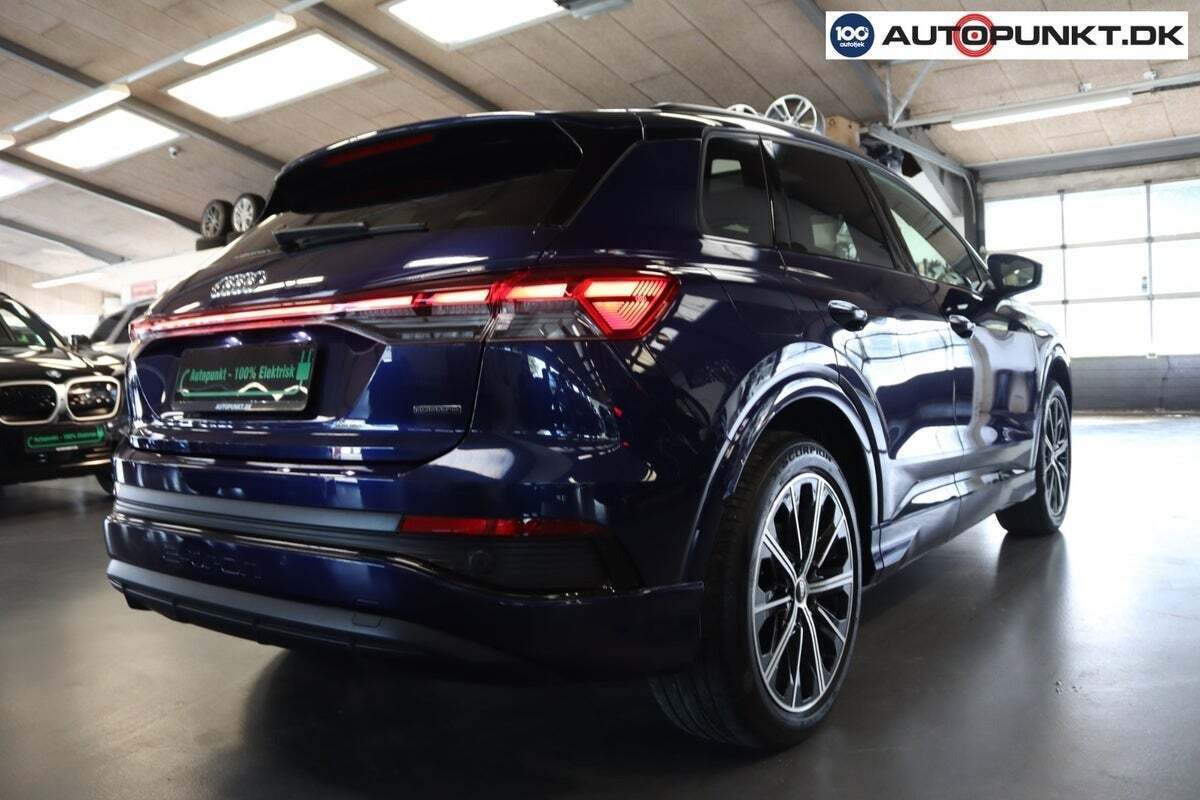 Blå Audi Q4 e-tron fra 2024