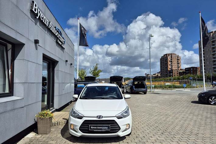 Hvid Hyundai i20 Coupé fra 2017 set udefra