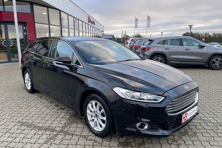 Sort Ford Mondeo fra 2017 set udefra