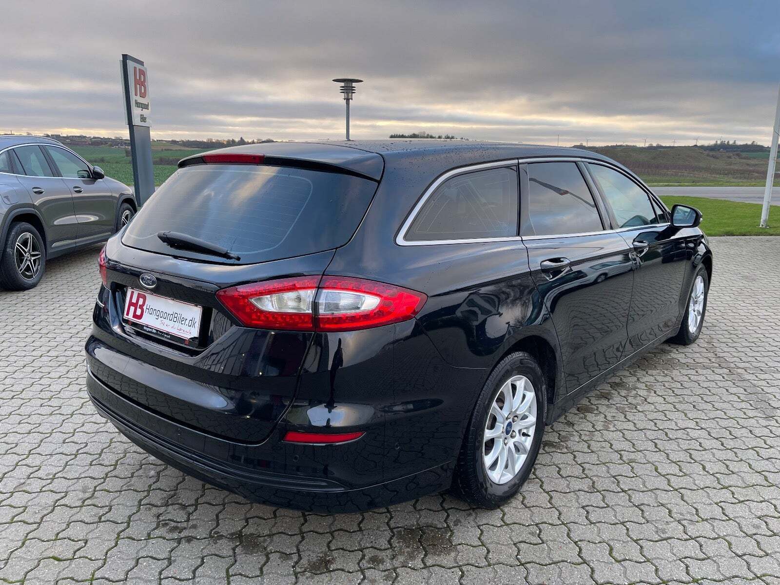 Sort Ford Mondeo fra 2017