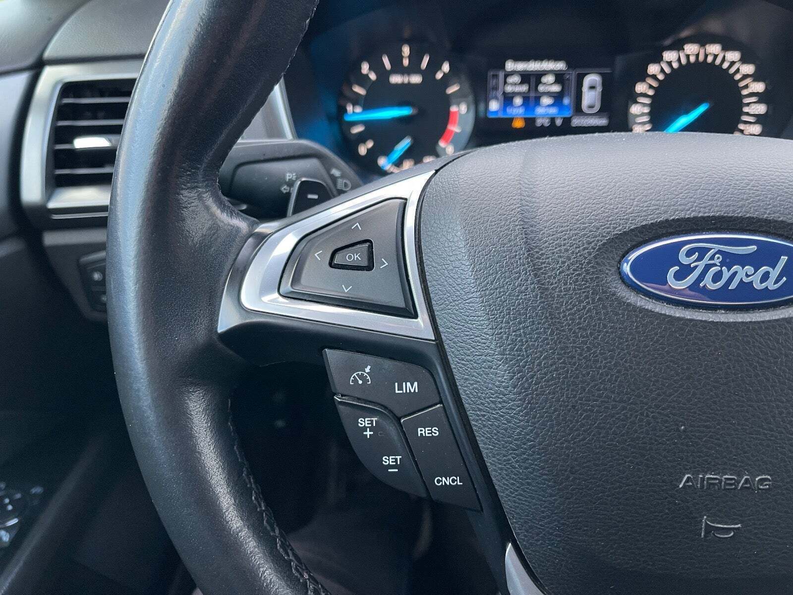 Sort Ford Mondeo fra 2017