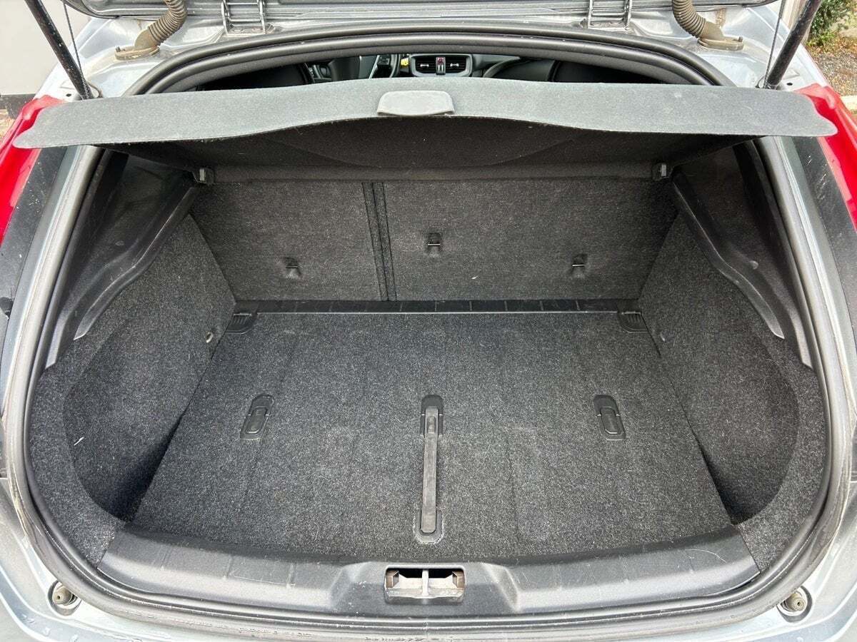 Grå Volvo V40 fra 2019