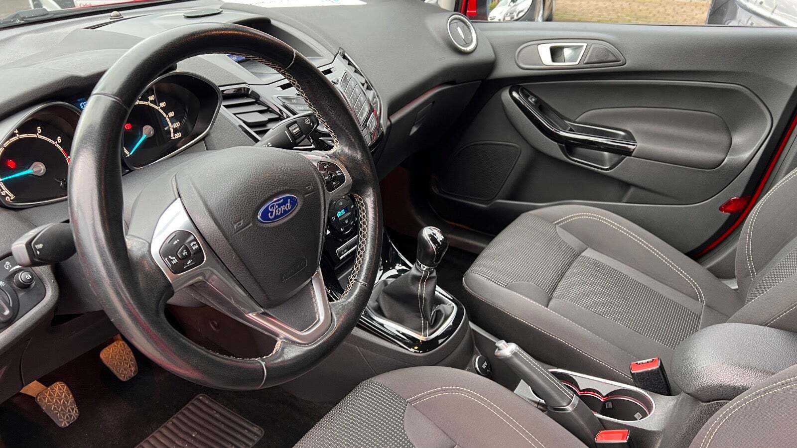 Rød Ford Fiesta fra 2016