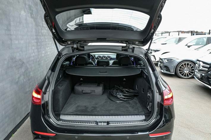 Sort Mercedes C300 e fra 2022