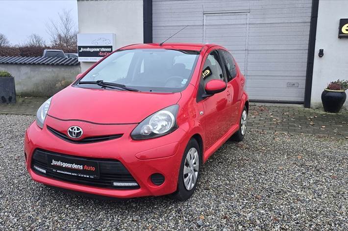 Rød Toyota Aygo fra 2012 set udefra