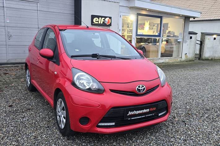 Rød Toyota Aygo fra 2012