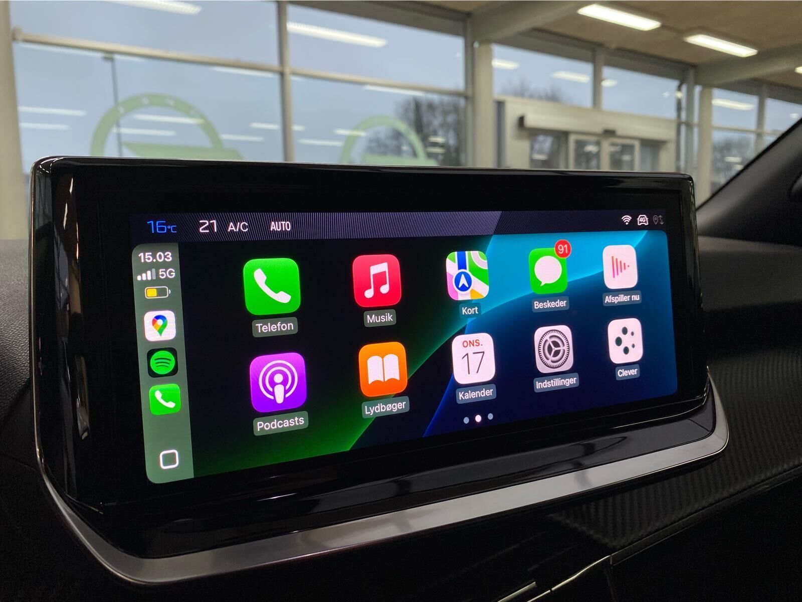 Sølv Peugeot e-2008 fra 2023