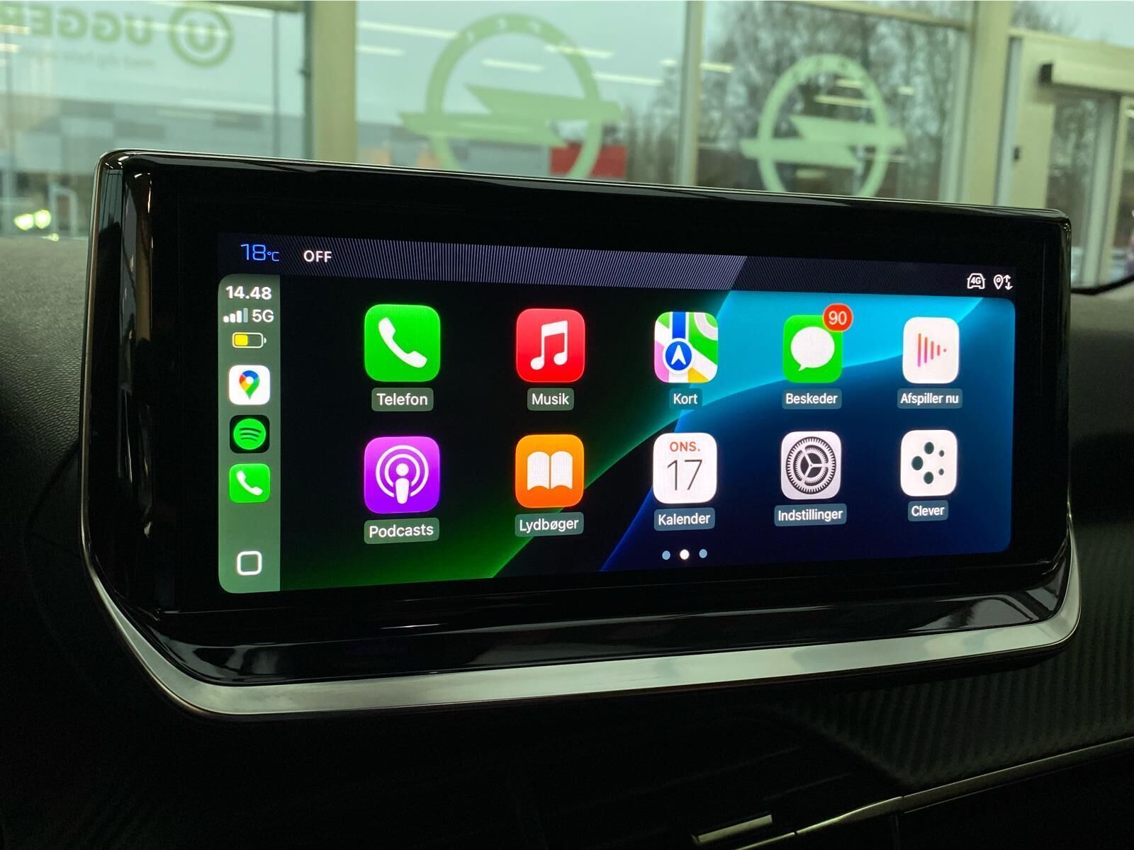 Grå Peugeot e-2008 fra 2023