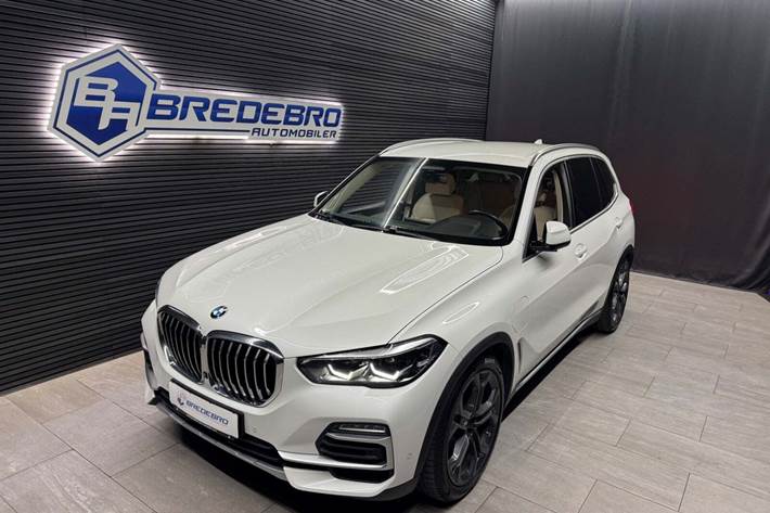 Hvid BMW X5 fra 2020 set udefra