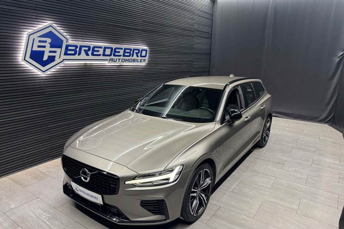 Grå Volvo V60 fra 2021 set udefra