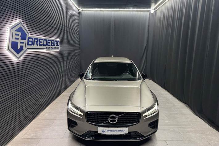 Grå Volvo V60 fra 2021 set udefra