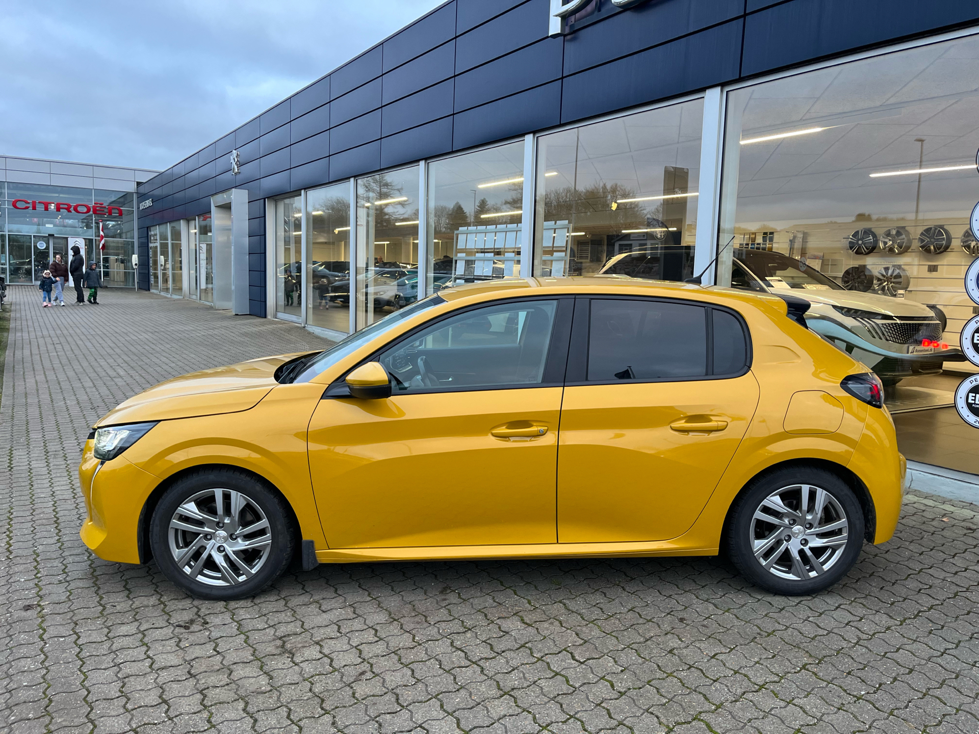 Gul Peugeot 208 fra 2021