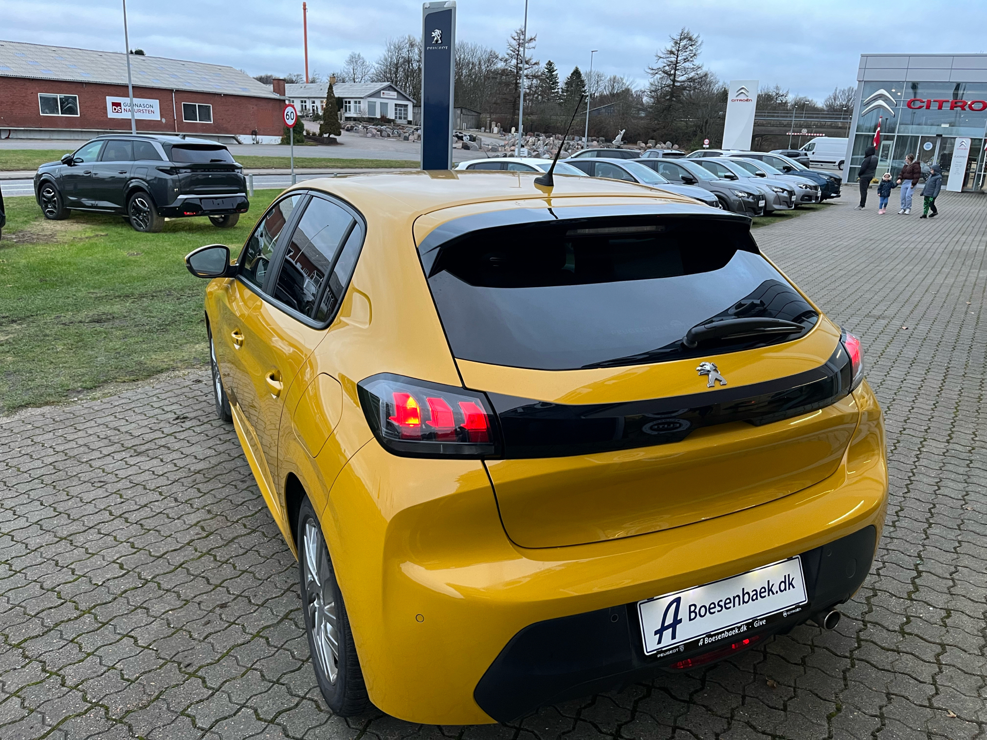 Gul Peugeot 208 fra 2021