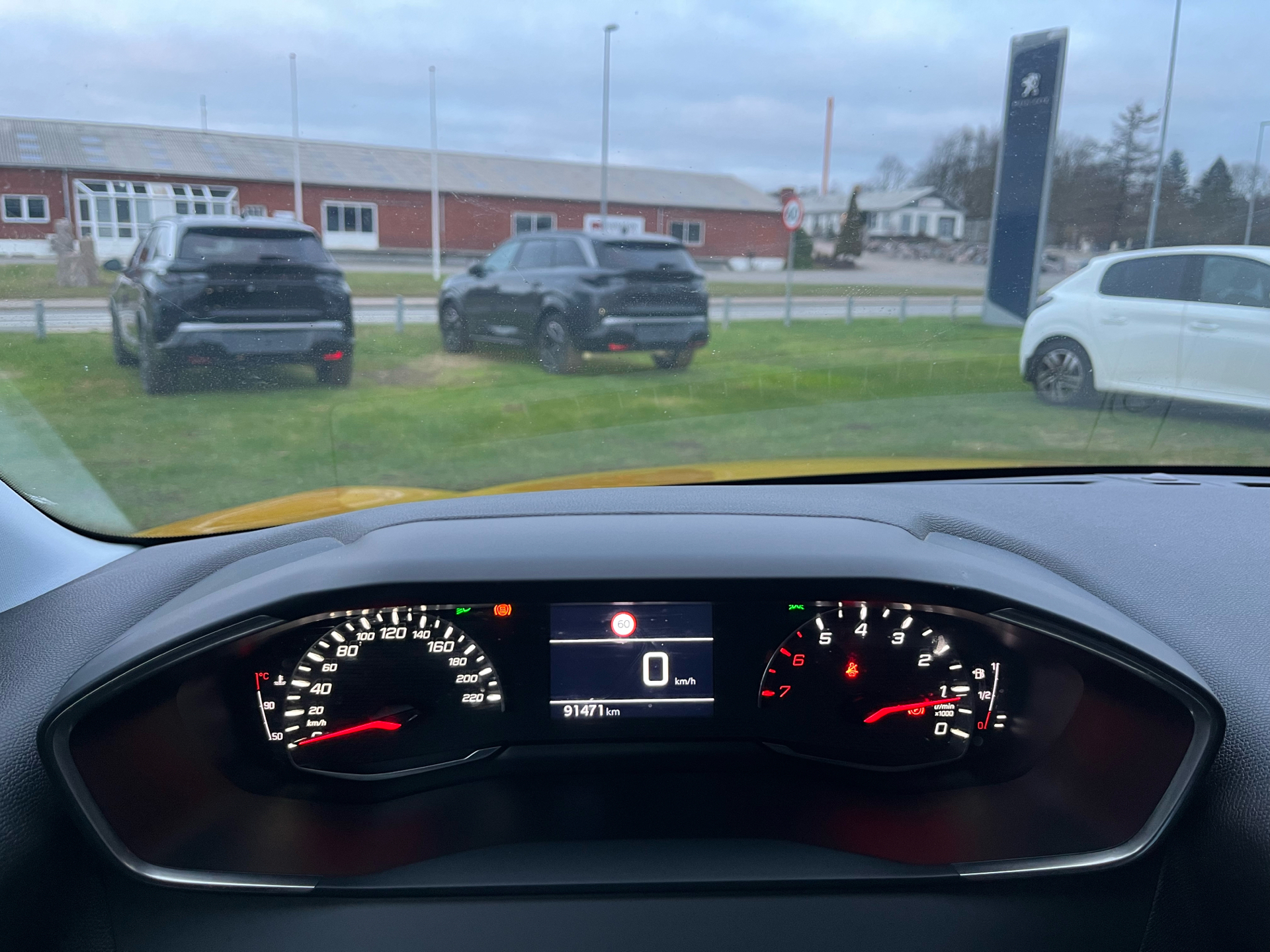Gul Peugeot 208 fra 2021