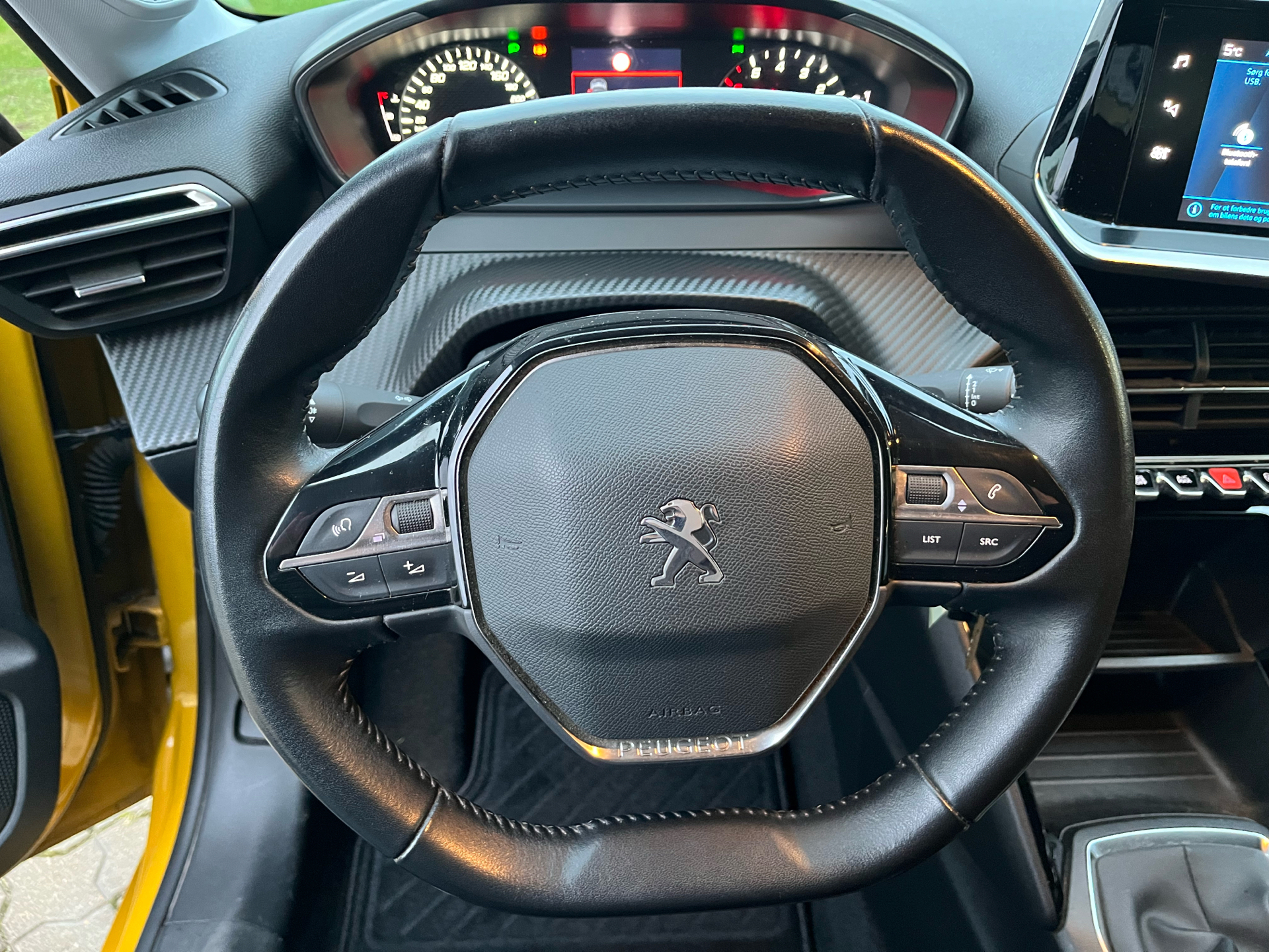 Gul Peugeot 208 fra 2021