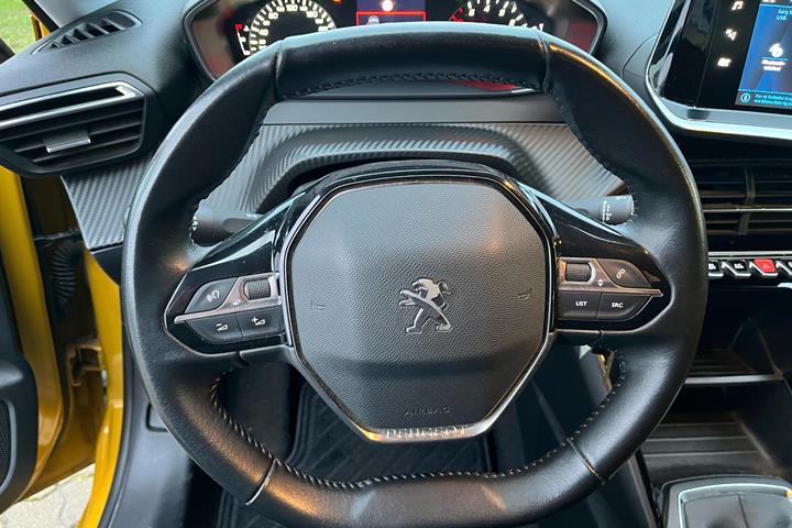 Gul Peugeot 208 fra 2021