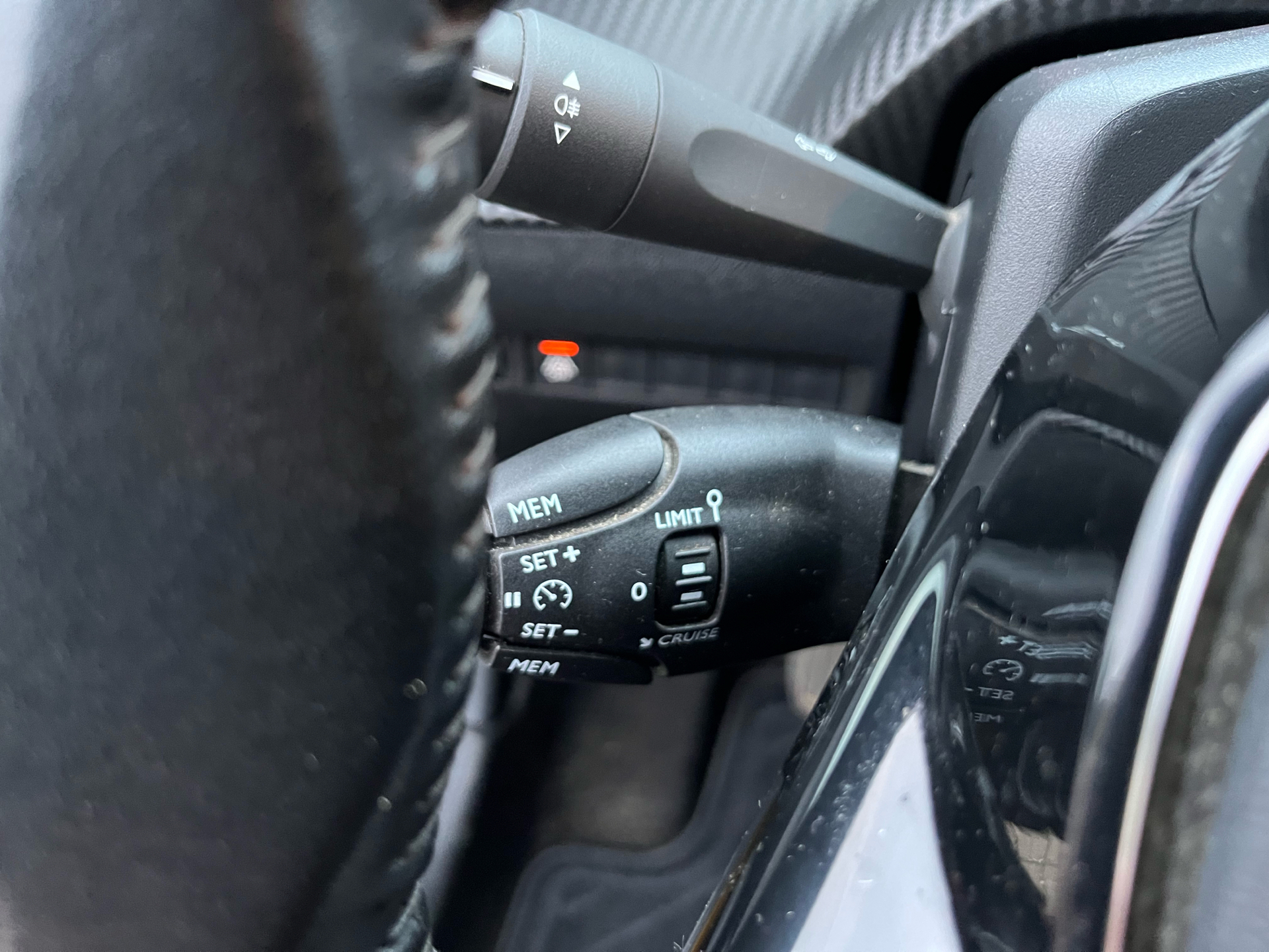 Gul Peugeot 208 fra 2021